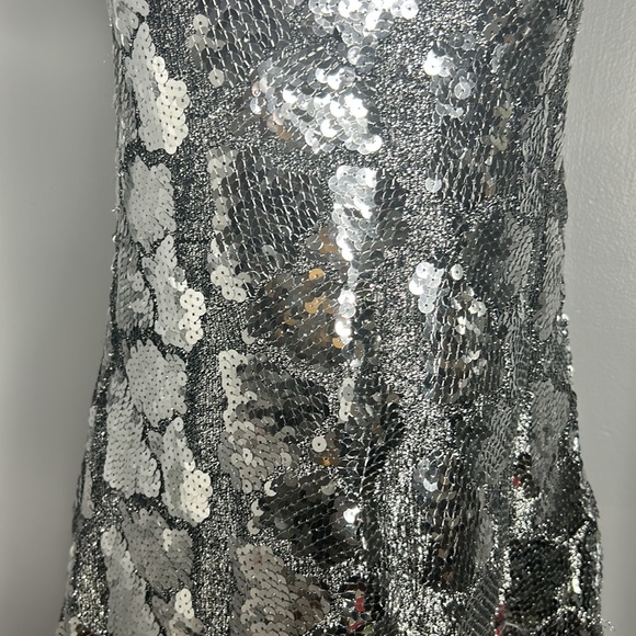 Dave & Johnny Silver Sequin Embossed Spaghetti Strap Minidress - Picture 3 of 5